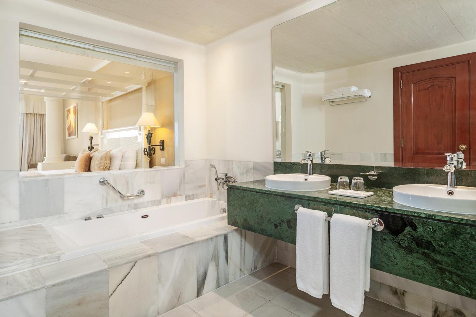Deluxe Suite with Sea View